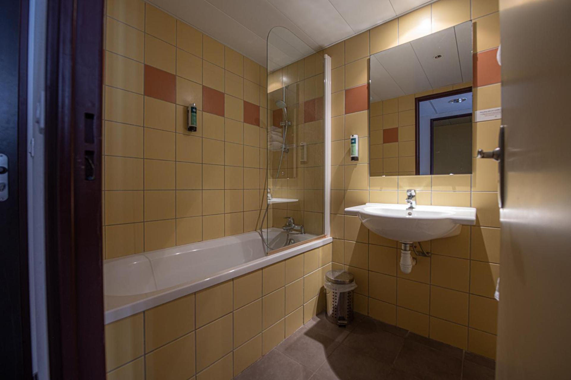 Logis Hotel Le Commerce Navarrenx Екстер'єр фото